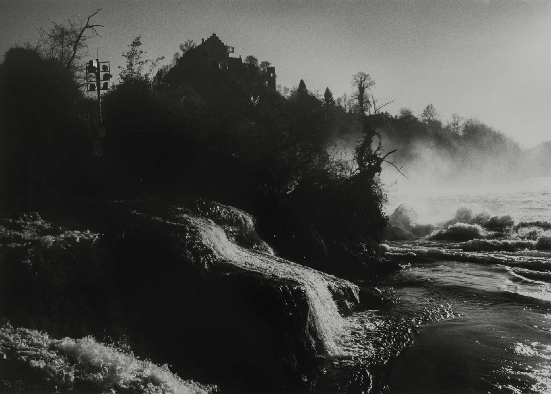 Schwarzweiß-Fotografie vom schäumenden Rheinfall bei Schaffhausen