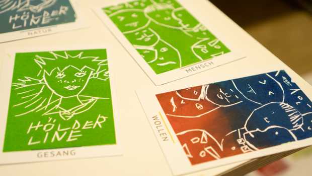 Ein Tisch mit bunt bedruckten Postkarten.