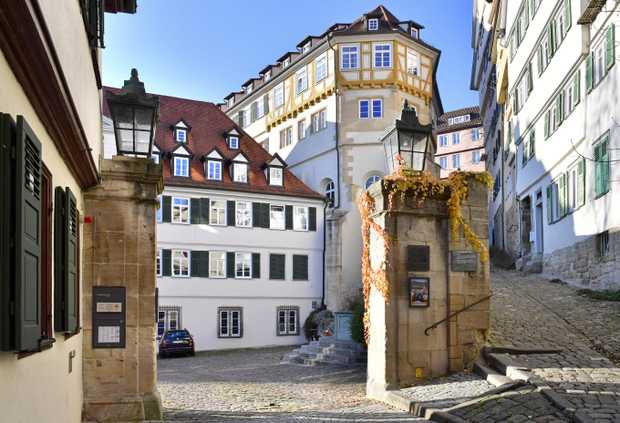 Une porte mène au parvis du monastère. La partie arrière du bâtiment montre encore les colombages historiques.