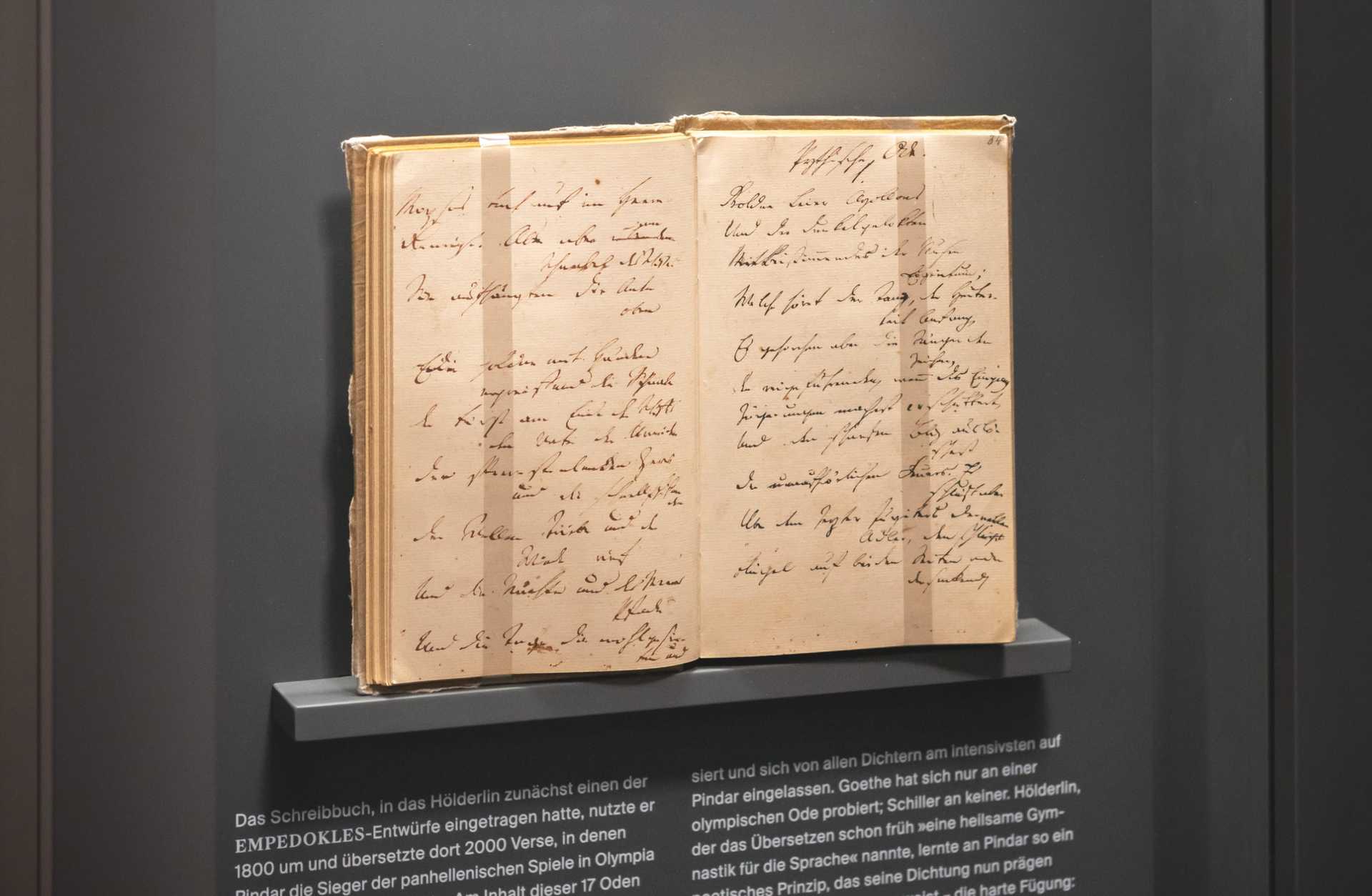 Ein aufgeschlagenes Buch mit Hölderlins Übersetzung der ersten pythischen Ode