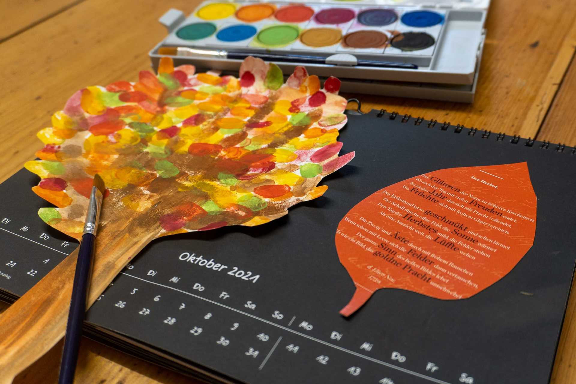Ein weitere Detailansicht der fertigen Kalenderseite. Der Buchstabe E ist fokussiert
