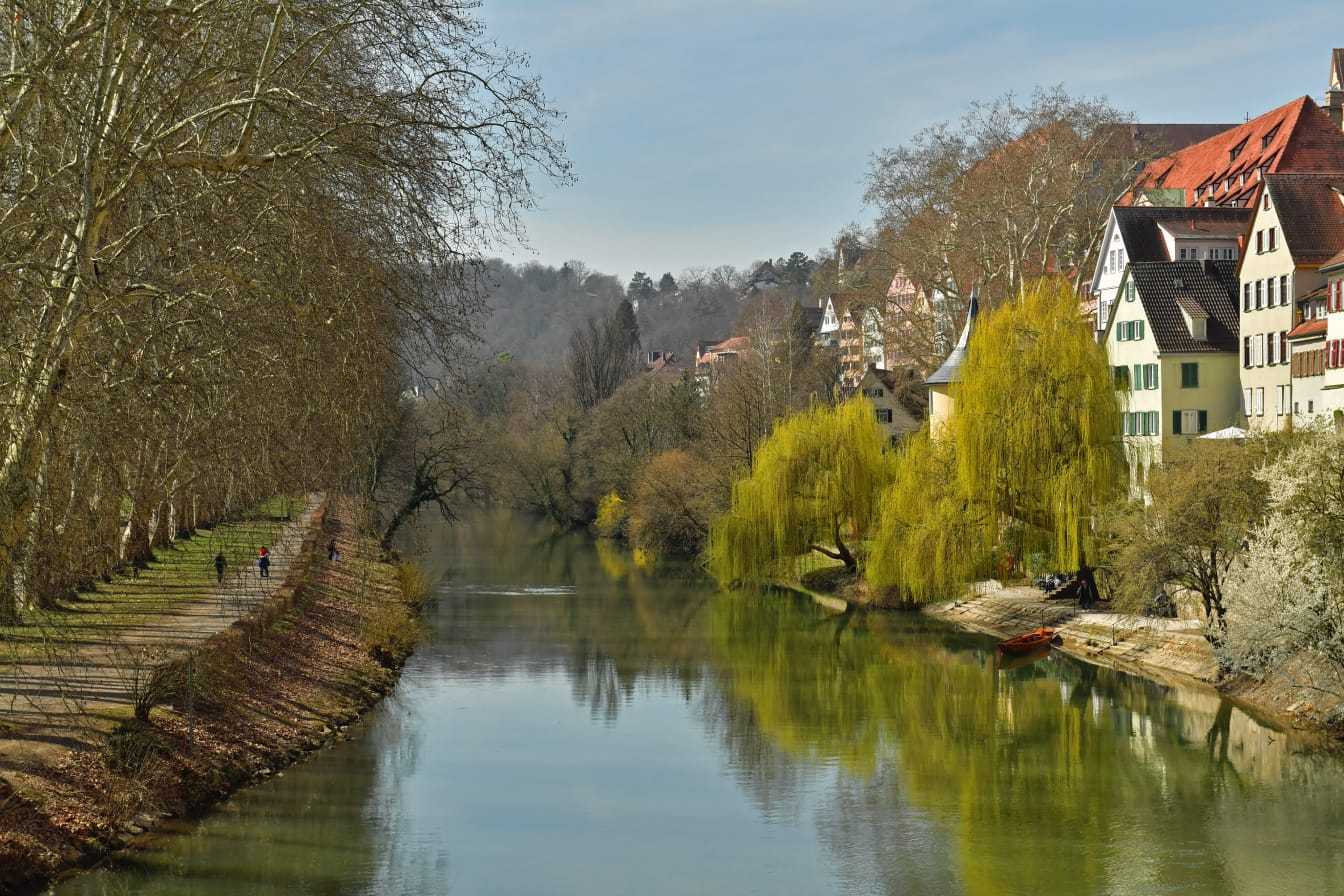 Blick auf den Neckar und den von Trauerweiden umgebenen Hölderlinturm von der Neckarbrücke