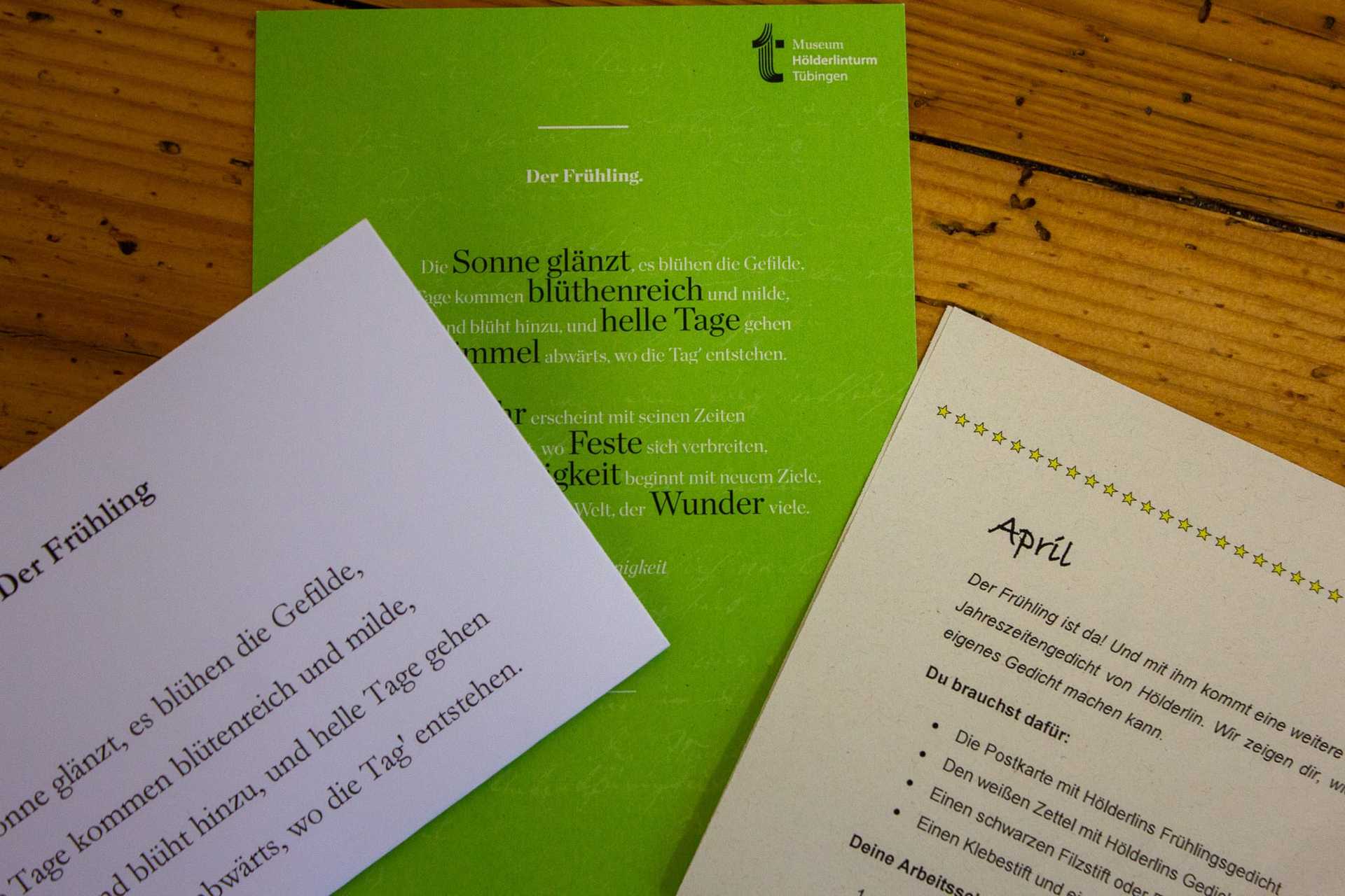 Auf einem Kalenderblatt mit dem Titel Januar ist eine gemalte Schneeflocke neben einer blauen Postkarte mit Hölderlins Gedicht der Winter aufgeklebt