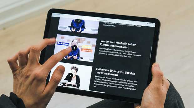 Eine Person wählt auf einem Touch-Pad eines der Videos aus dem Turm-TV-Kanal aus.