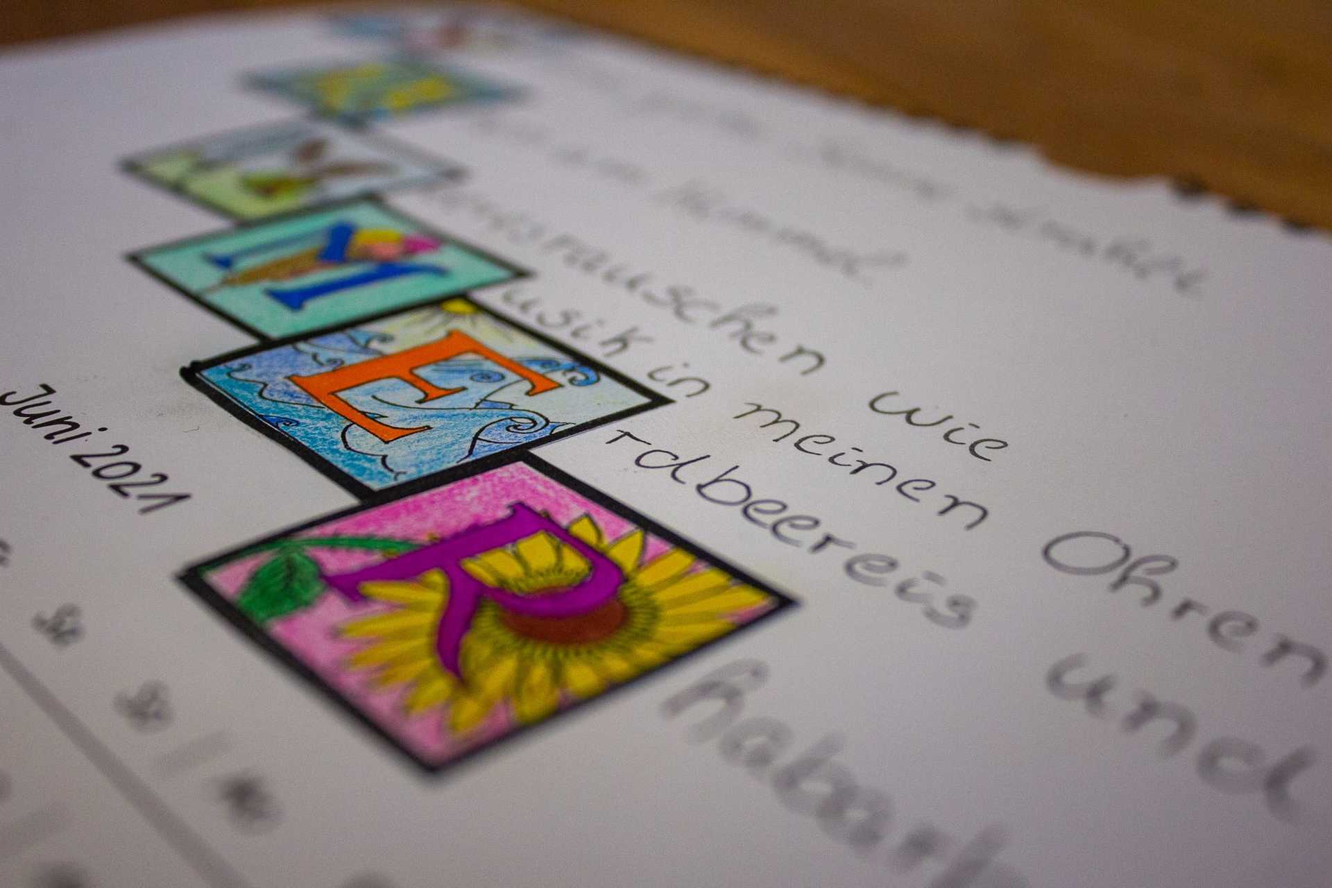 Ein weitere Detailansicht der fertigen Kalenderseite. Der Buchstabe E ist fokussiert
