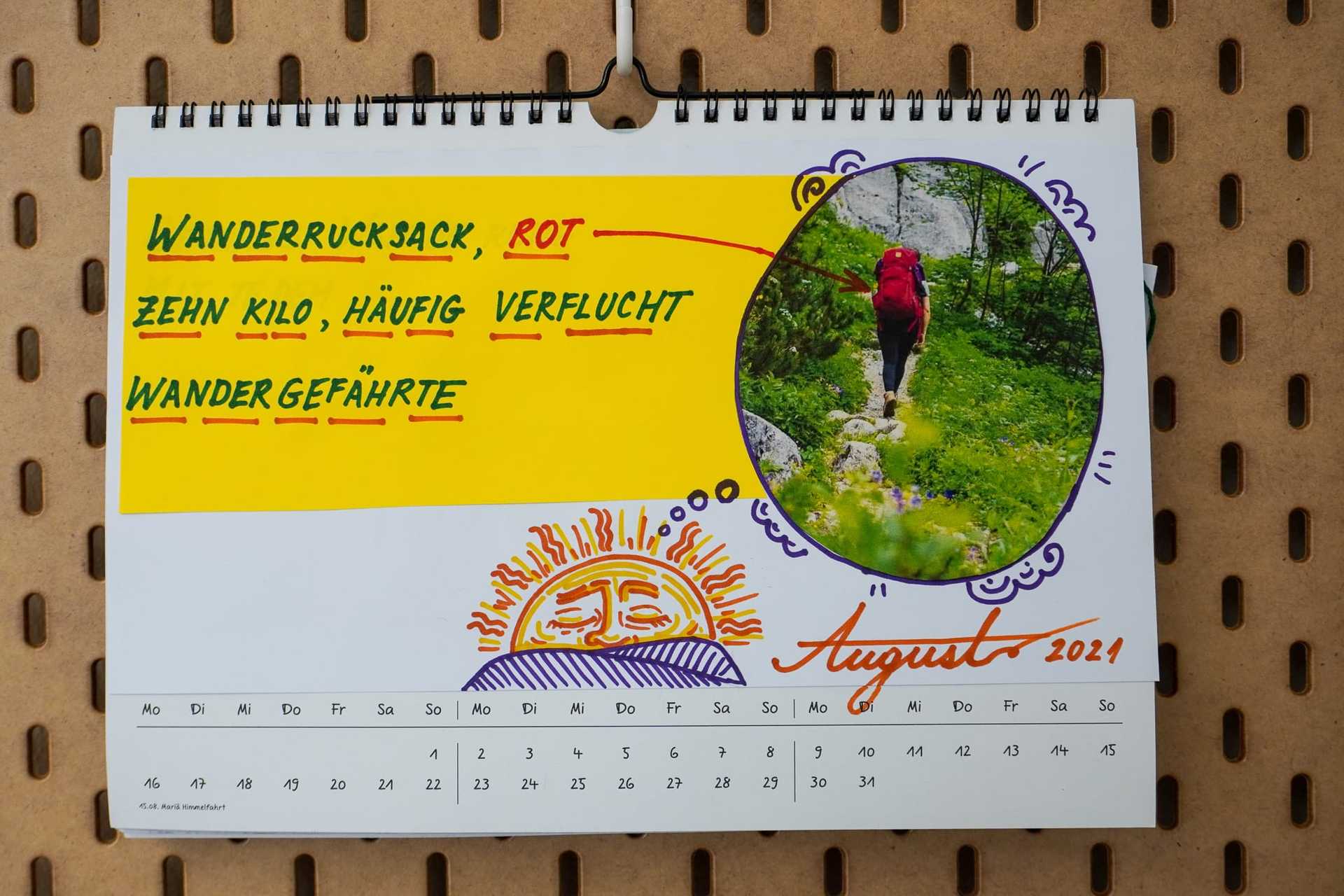 Detailansicht der fertigen Kalenderseite. Bunte Buchstaben und ein handgeschriebenes Gedicht