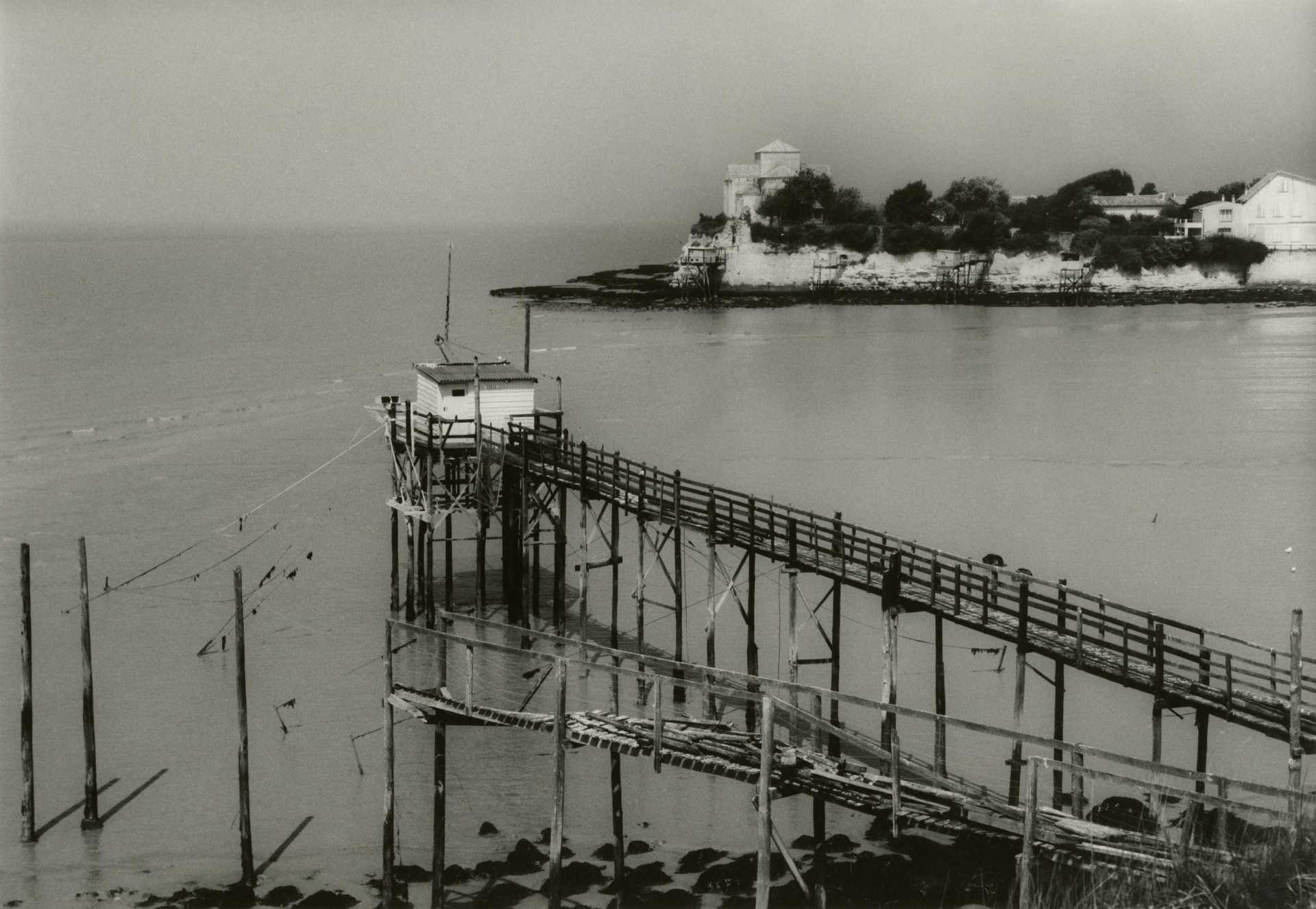 Schwarzweiß-Fotografie eines Stegs am Ufer der Garonne