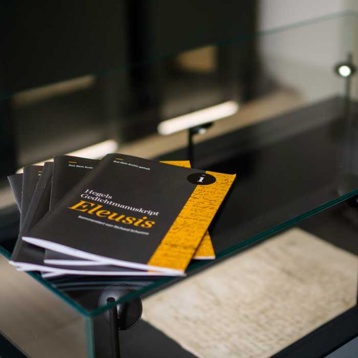 Mehrere Begleithefte zur Reihe ›Aus dem Archiv geholt‹ auf der Klimavitrine