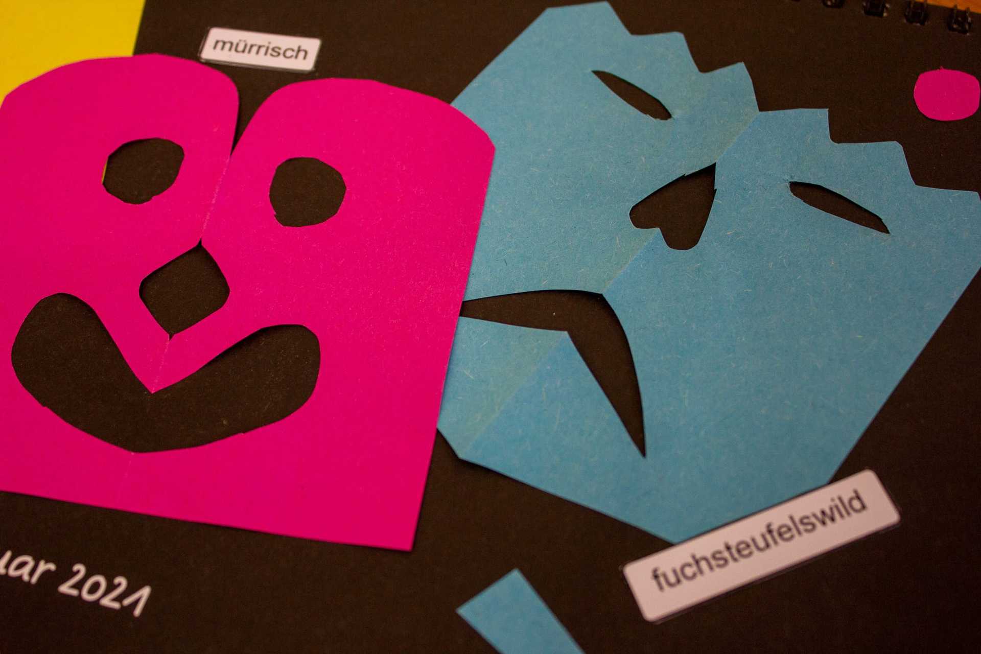 Auf einem Kalenderblatt mit dem Titel Januar ist eine gemalte Schneeflocke neben einer blauen Postkarte mit Hölderlins Gedicht der Winter aufgeklebt