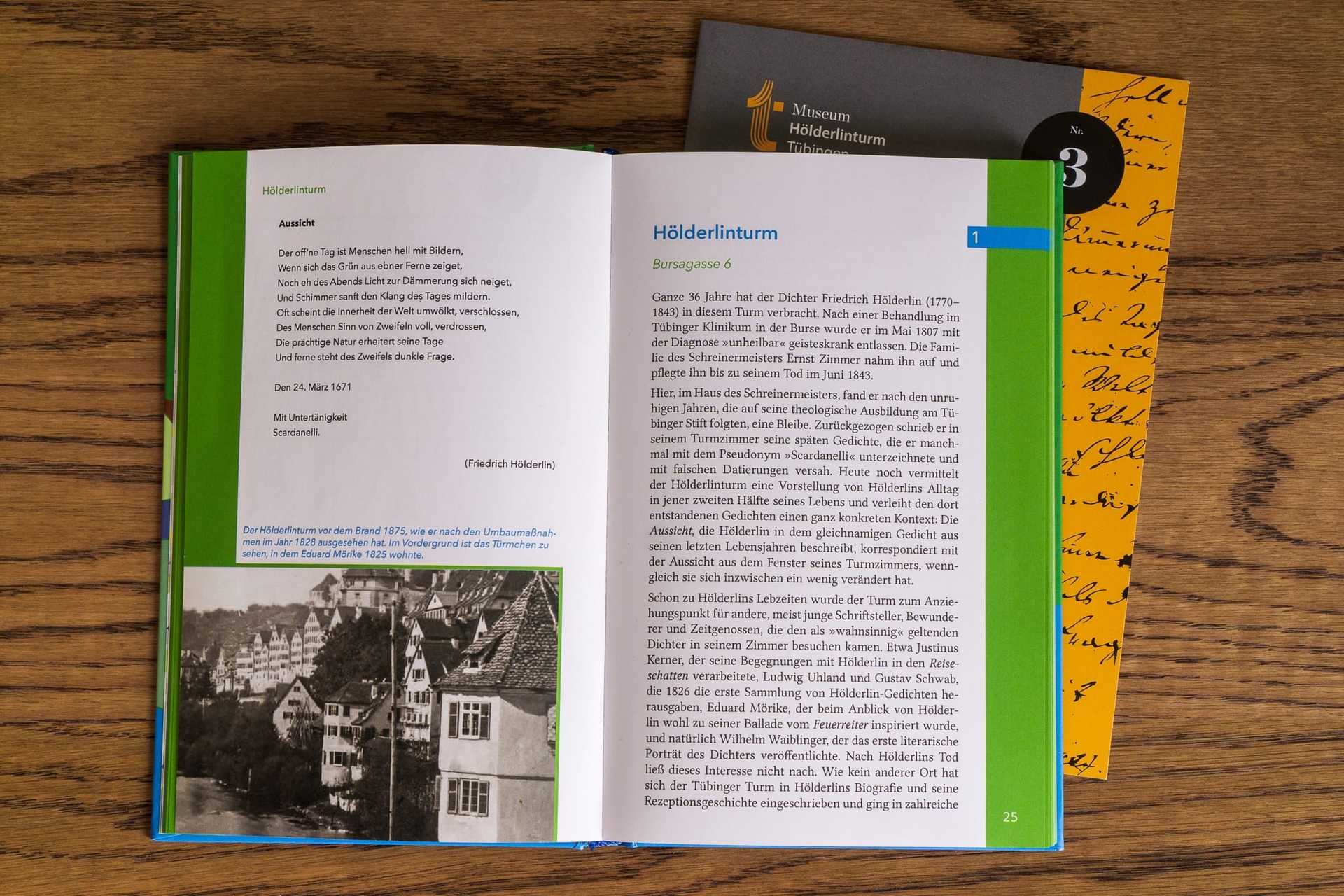 Literaturpfad Buch aufgeschlagen auf einem Tisch