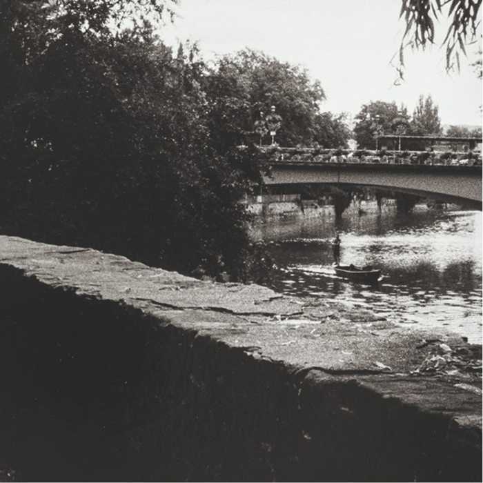 Schwarzweiß-Fotografie des Zwingels, ein schmaler Weg am Hölderlinturm