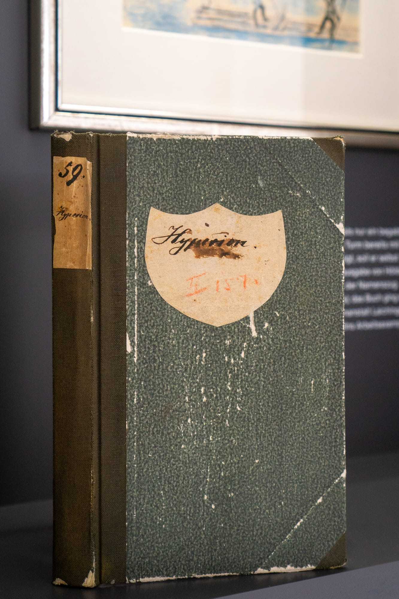 Vitrine mit einer alten Ausgabe von Hölderlins ›Hyperion‹ aus dem Besitz von Ernst Zimmer