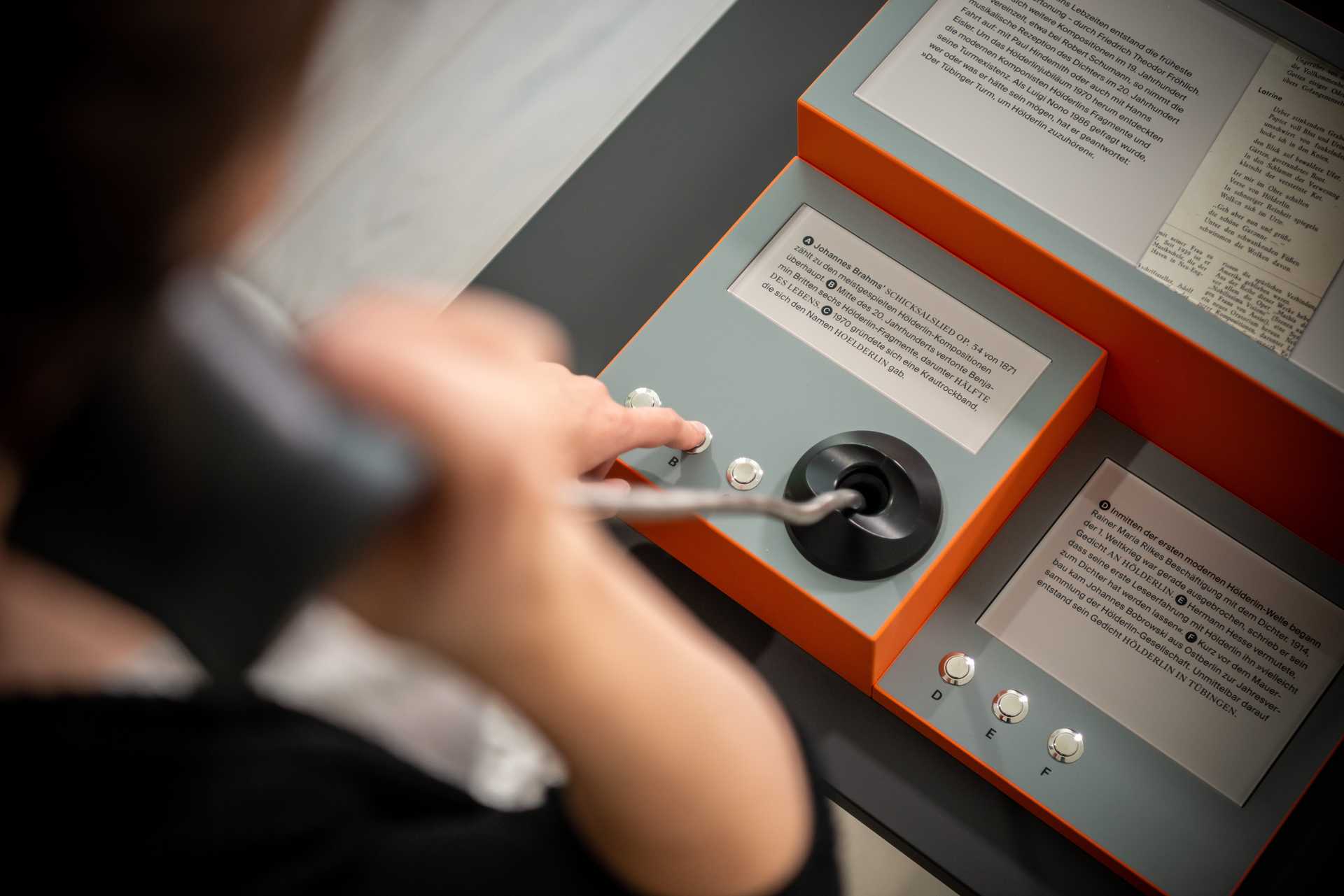 Une station d'écoute sur la réception de Hölderlin en musique et littérature de l'exposition permanente.