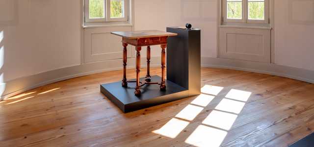 Auf einem Laptop ist ein Email-Programm geöffnet, das den Newsletter des Hölderlinturms zeigt.