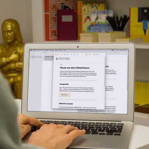Auf einem Laptop ist ein Email-Programm geöffnet, das den Newsletter des Hölderlinturms zeigt.