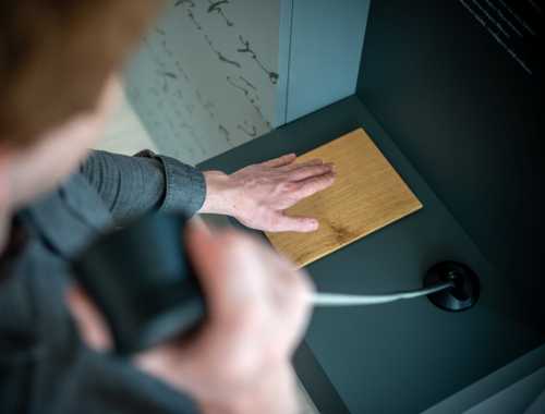 Ein Besucher beim Verwenden einer unserer Medienstationen