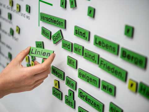 Versmaß-Experimente an einer Magnettafel im Sprachlabor