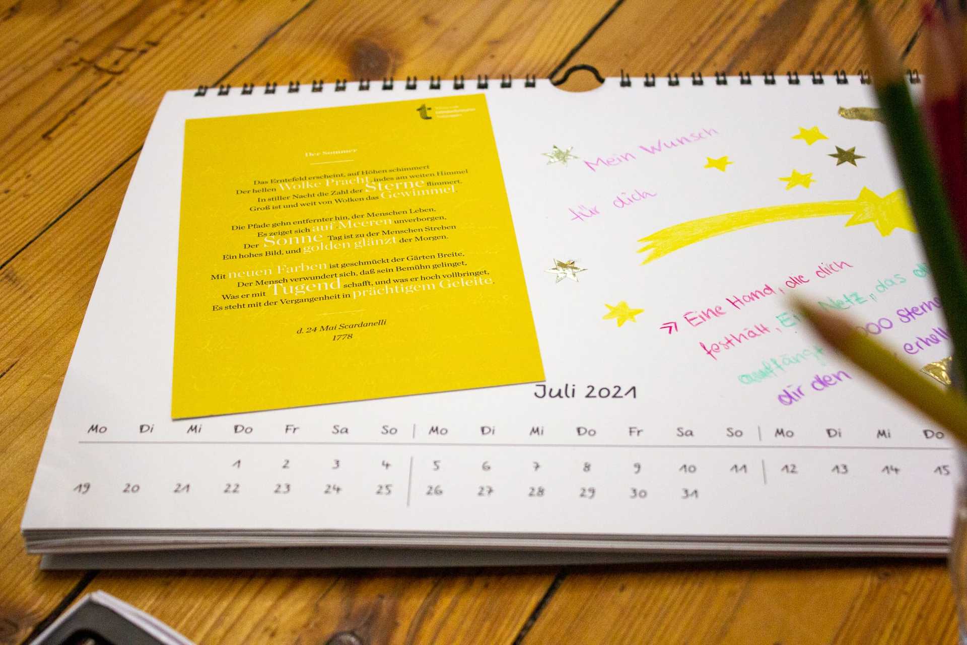 Detailansicht der fertigen Kalenderseite. Ein Sommerhimmel auf weißem Hintergrund