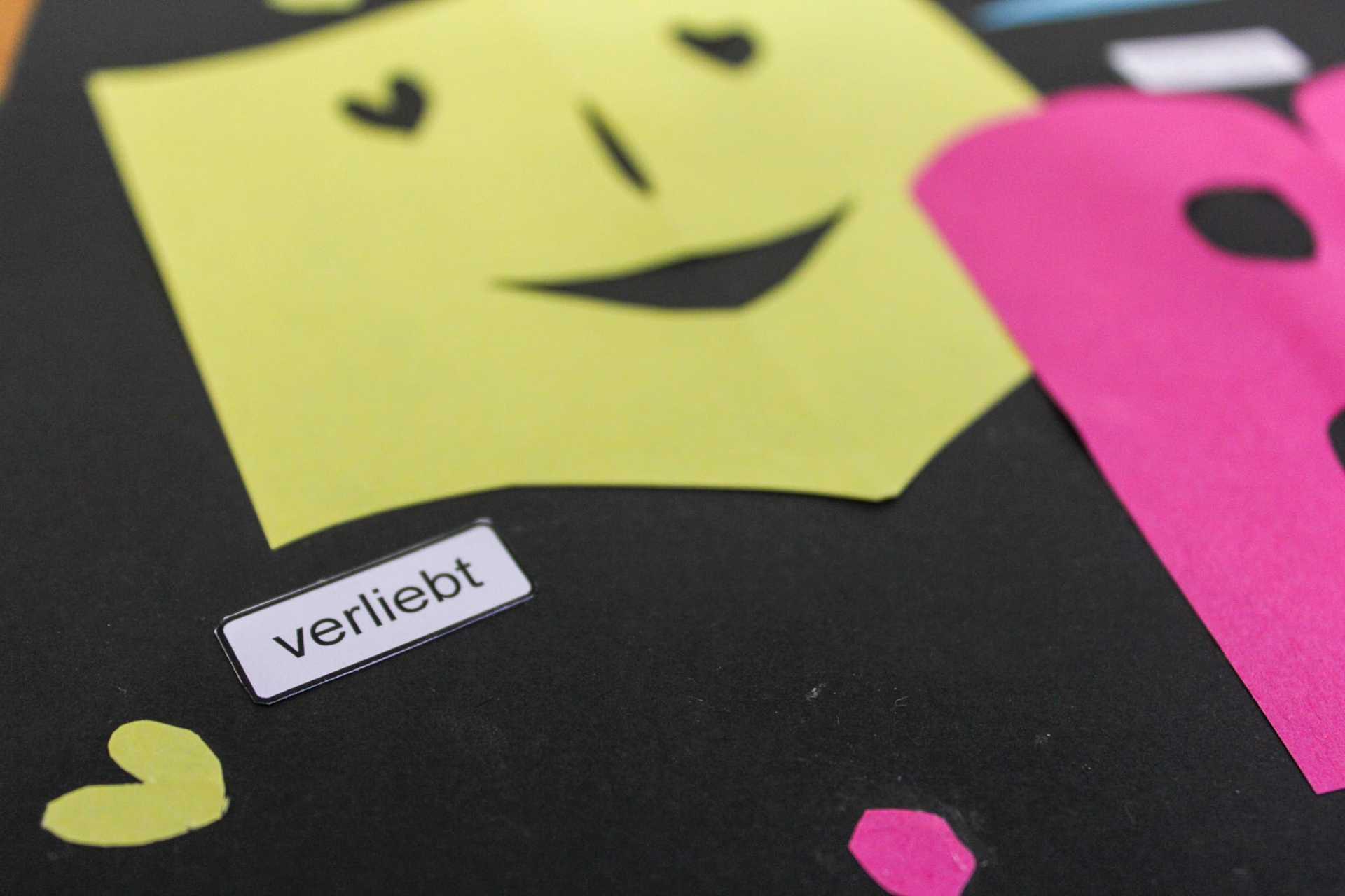 Auf einem Kalenderblatt mit dem Titel Januar ist eine gemalte Schneeflocke neben einer blauen Postkarte mit Hölderlins Gedicht der Winter aufgeklebt