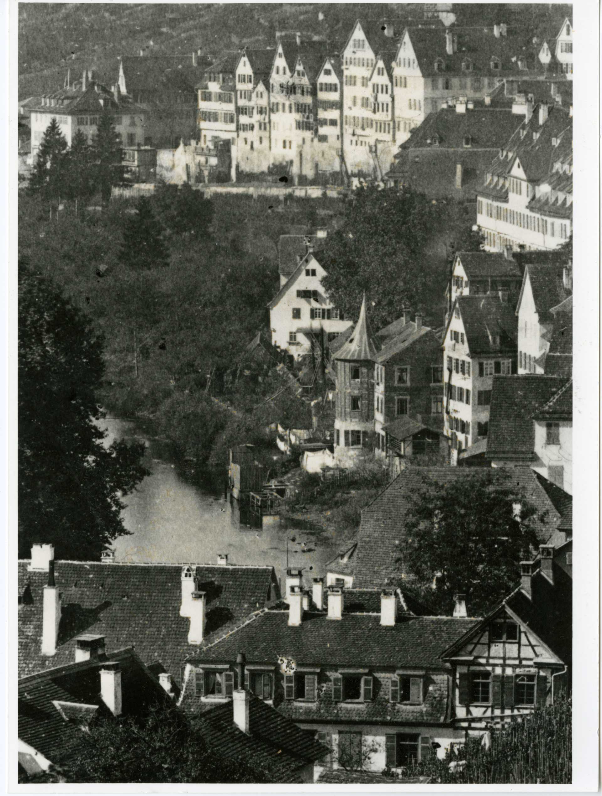 Fotografie Hölderlinturm: Der noch unverputzte Hölderlinturm nach dem Brand, 1876