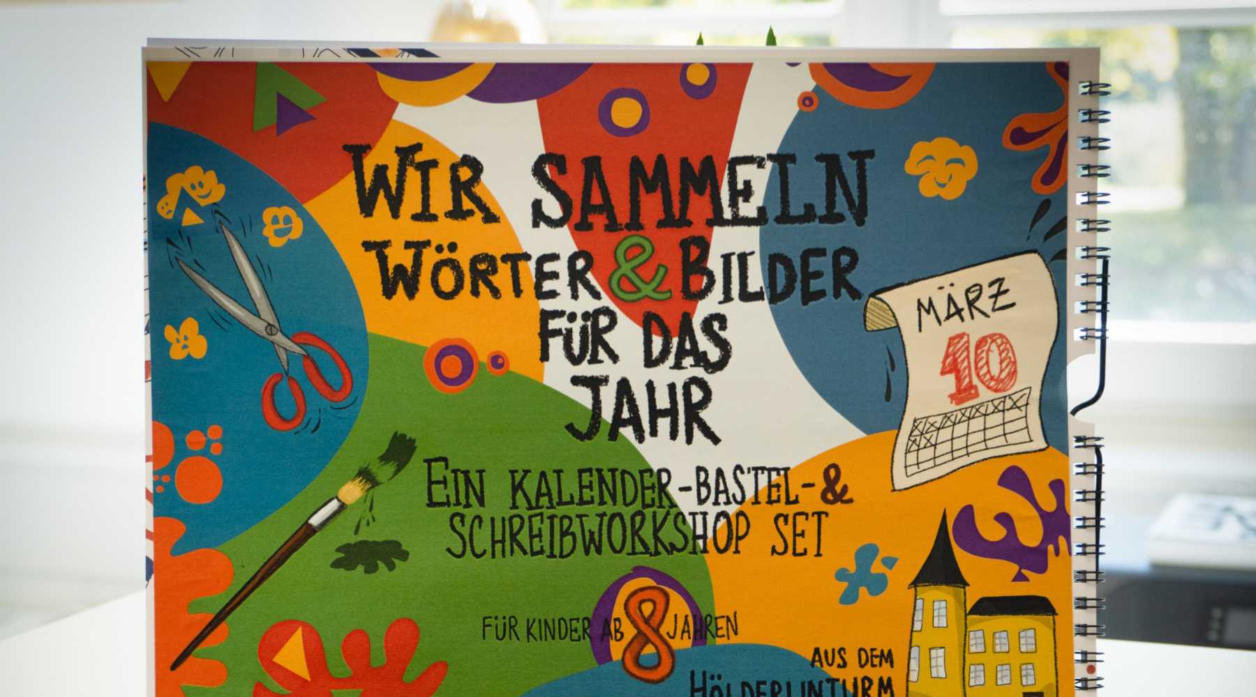 Ein Stapel illustrierter Kalender