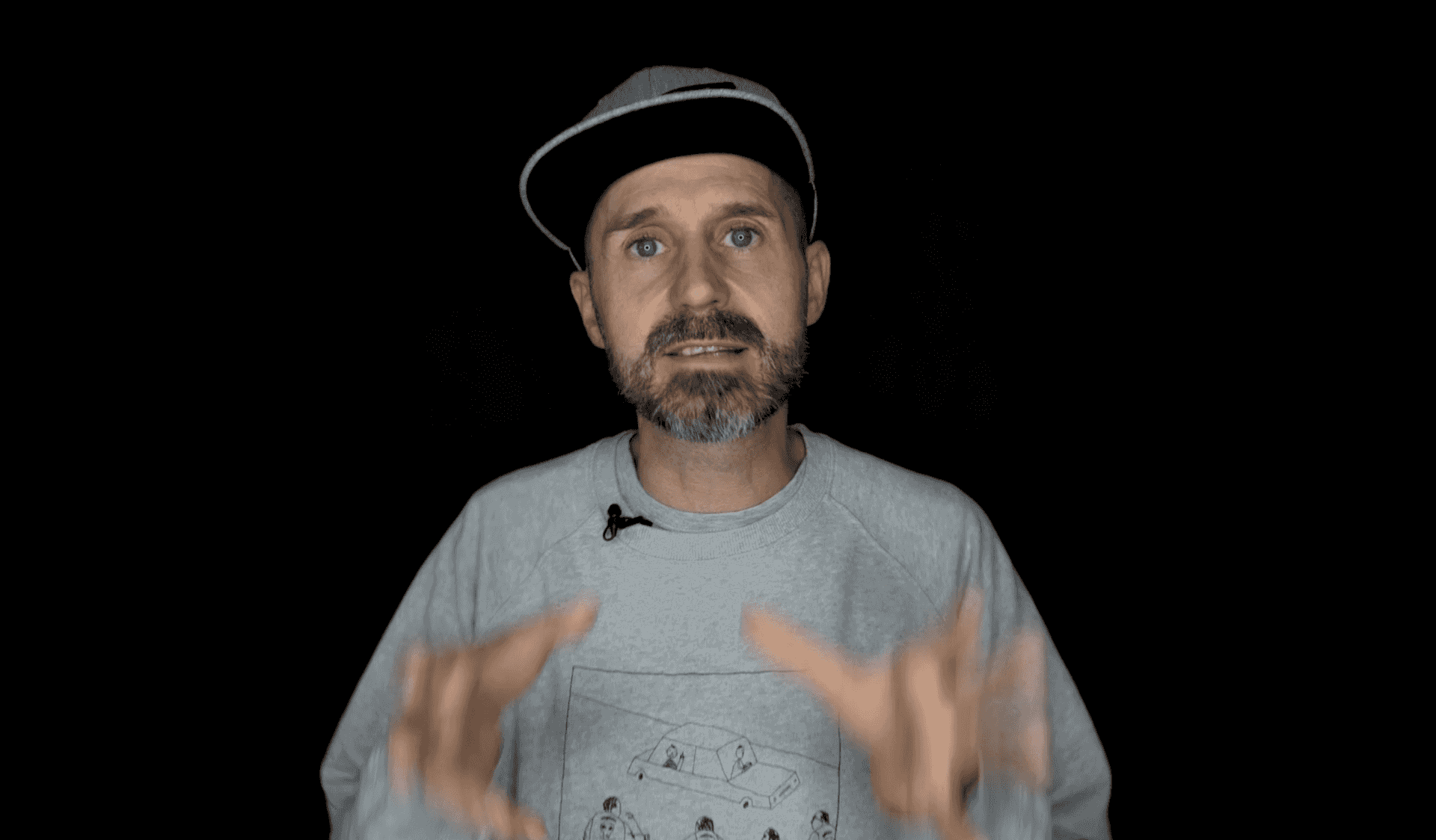 Der Rapper Spax blickt in die Kamera und gestikuliert mit seinen Händen.