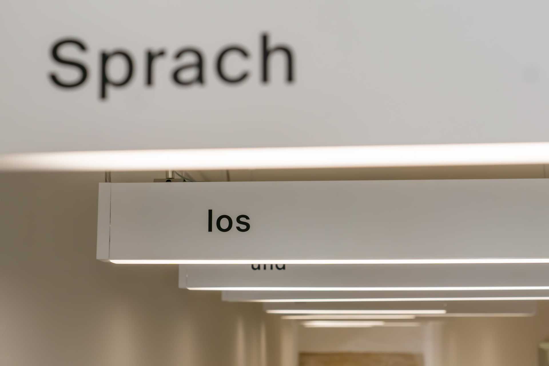 Detailansicht der Lichtschienen. Auf den langen Schienen stehen die betonten, auf den kurzen die unbetonten Silben aus ›Hälfte des Lebens‹