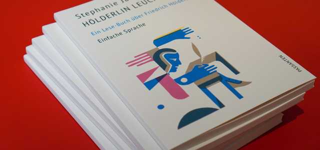 Ein Stapel Bücher. Das Titelbild des obersten Buches zeigt eine Illustration von Hölderlin am Schreibtisch.