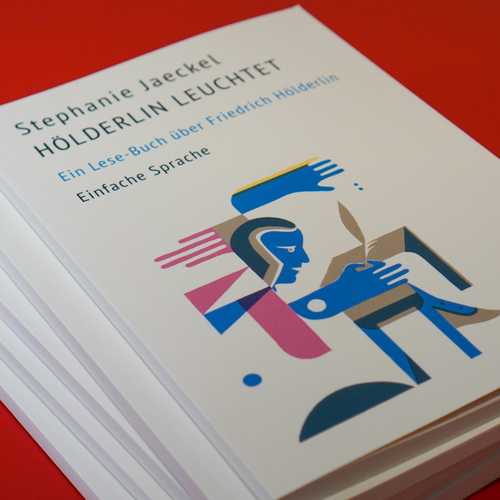 Ein Stapel Bücher. Das Titelbild des obersten Buches zeigt eine Illustration von Hölderlin am Schreibtisch.