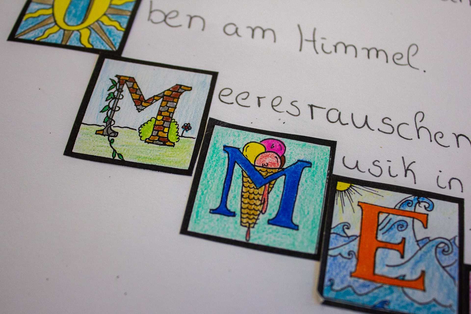 Detailansicht der fertigen Kalenderseite. Bunte Buchstaben und ein handgeschriebenes Gedicht