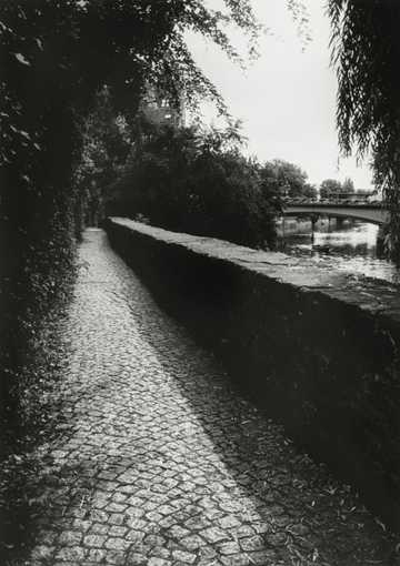 Schwarzweiß-Fotografie des Zwingels, ein schmaler Weg am Hölderlinturm