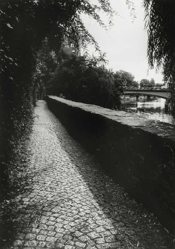 Schwarzweiß-Fotografie des Zwingels, ein schmaler Weg am Hölderlinturm