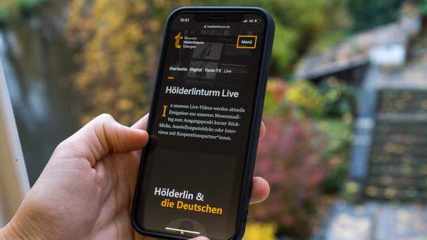 Eine Person sieht sich ein Turm-TV-Video auf dem Smartphone an.