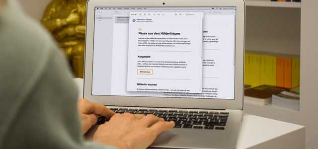 Auf einem Laptop ist ein Email-Programm geöffnet, das den Newsletter des Hölderlinturms zeigt.