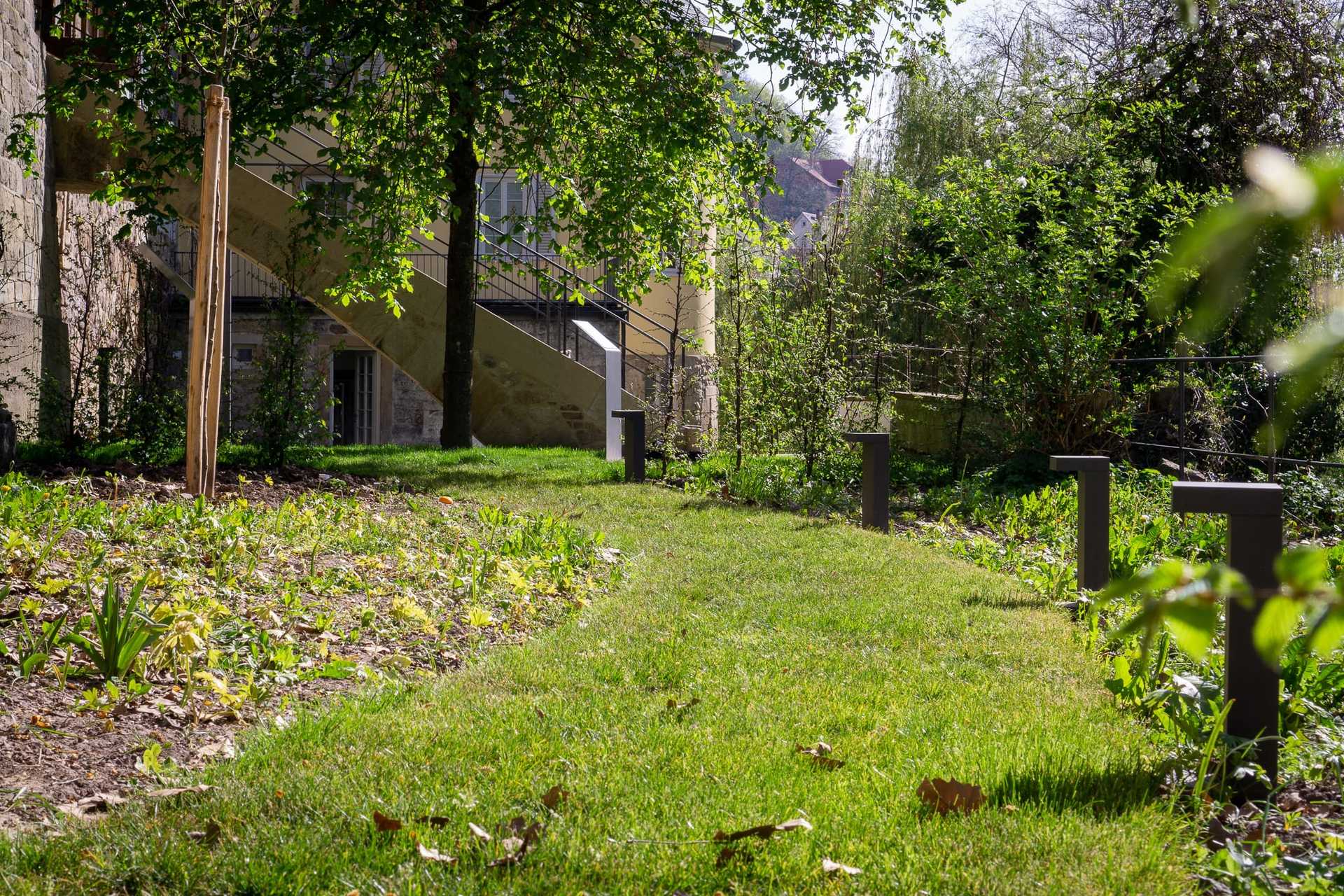 Un chemin sinueux dans le jardin du musée.
