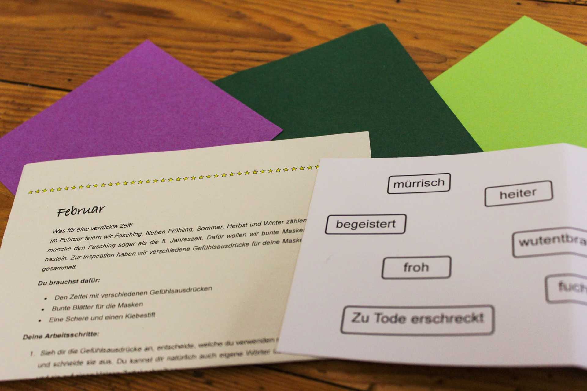 Auf einem Kalenderblatt mit dem Titel Januar ist eine gemalte Schneeflocke neben einer blauen Postkarte mit Hölderlins Gedicht der Winter aufgeklebt